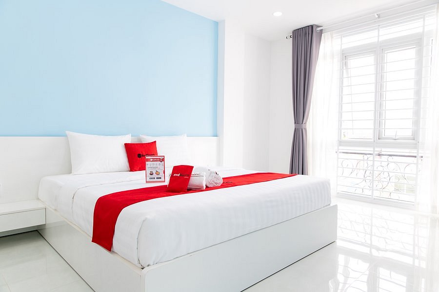 RedDoorz Plus Near Nguyen Hue Walking Street