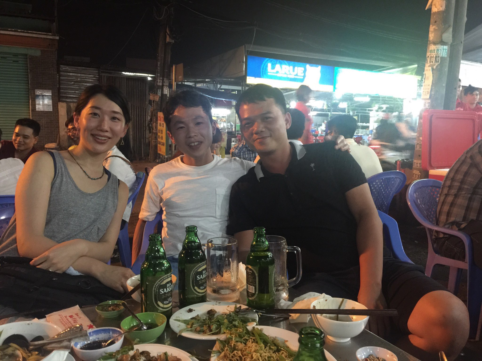 Enjoy street foods ưith Japanese friends